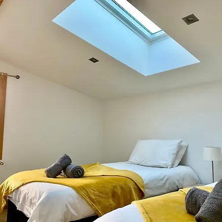 Penthouse Apartment, 3 Bedroom With Private Balcony *